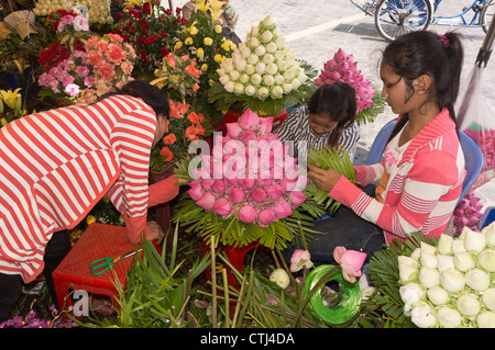 Le ragazze di creare fiori di Nizza al mercato centrale di Phnom Penh Cambogia Foto Stock