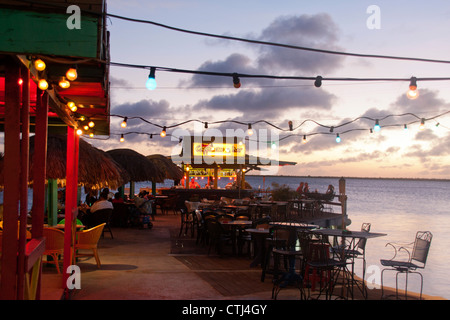 West Indies, Bonaire, Kralendijk, bar sulla spiaggia al tramonto Foto Stock