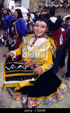 Danzatori mascherati durante la Virgen del Carmen fiesta. Paucartambo, Perù. Foto Stock