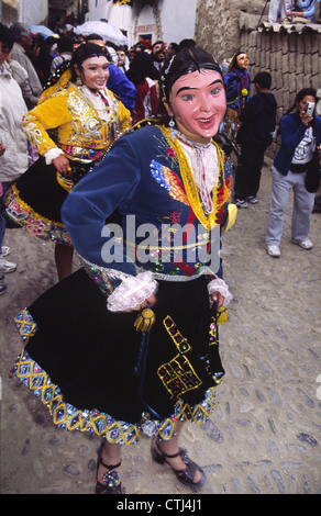 Danzatori mascherati durante la Virgen del Carmen fiesta. Paucartambo, Perù. Foto Stock