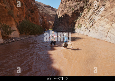 Trekking attraverso il M'Goun Gorges del sud montagne Atlas, Marocco Foto Stock