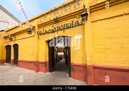 Ingresso di La Piojera, famoso bar ristorante a Santiago del Cile, di fronte al Mercado Central, Mercato Centrale. Foto Stock