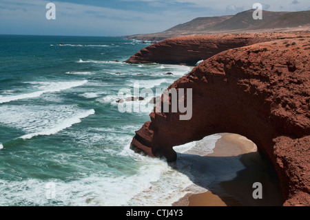 Naturale di archi di pietra lungo la spiaggia di Legzira Plage vicino a Sidi Ifni, Marocco Foto Stock