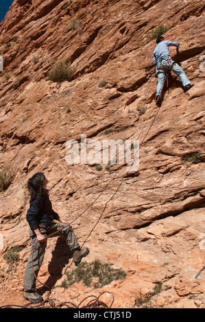 Arrampicatori su un percorso del Todra Gorge, Marocco Foto Stock