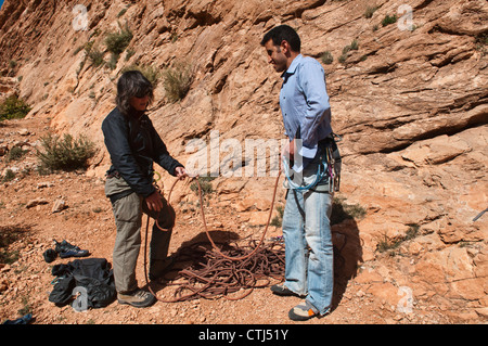 Arrampicatori del Todra Gorge, Marocco Foto Stock