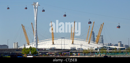 Emirates Air Line funivie visto di fronte all'arena O2 Dome visto dal Royal Docks Varcando il fiume Tamigi che collegano a North Greenwich Inghilterra REGNO UNITO Foto Stock