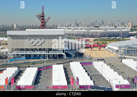 Completato Centro Acquatico del Parco Olimpico e la Torre dell'orbita di ArcelorMittal Principali stadi sportivi e file bianche tende di sicurezza per spettatori Londra Skyline Regno Unito Foto Stock