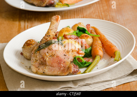 Anatra con patate, spinaci e pancetta Foto Stock