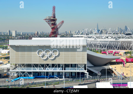 Completato Olympic Park Aquatic Centre & Orbit Tower con parte di stadio principale & Stratford ingresso Gate (EDITORIALE SOLO) Foto Stock