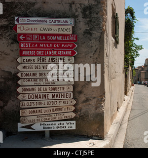 I produttori di vino dei segni nel villaggio di Chateauneuf du Pape nella Vaucluse Provence, Francia meridionale Foto Stock