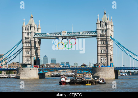 Gli anelli olimpici sospesi dal gantry di il Tower Bridge di Londra celebrare il 2012 giochi, Londra, Inghilterra. Foto Stock