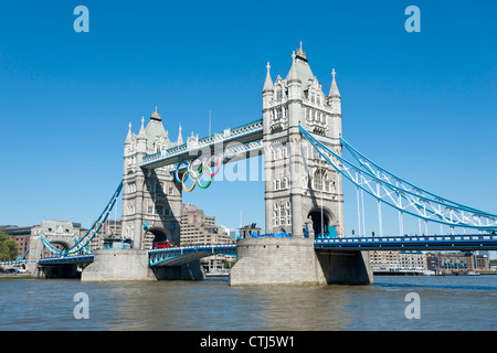 Gli anelli olimpici sospesi dal gantry di il Tower Bridge di Londra celebrare il 2012 giochi, Londra, Inghilterra. Foto Stock