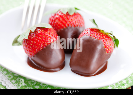 Fragole fresche immersi nel cioccolato fondente Foto Stock