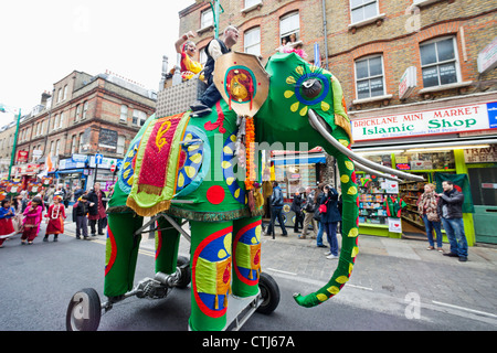 Inghilterra, Londra, Banglatown, Bengali Anno Nuovo Festival, Boishakhi Mela Parade, Festival galleggiante Foto Stock