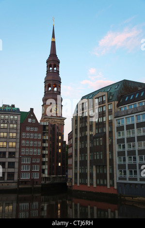 St Katharinen-Kirche la la chiesa di Saint Catherine a Nikolaifleet canal Central Hamburg Germania Europa Foto Stock