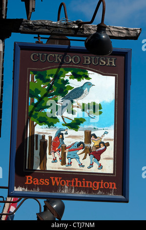 Il cuculo Bush pub segno, Gotham, Nottinghamshire, Regno Unito Foto Stock