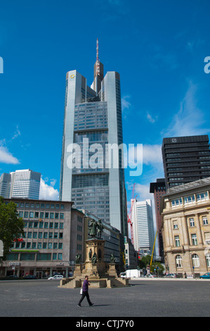 Goetheplatz piazza con vista verso la Torre della Commerzbank (1995) Mitte Central Frankfurt am Main città stato di Hesse Germania Europa Foto Stock