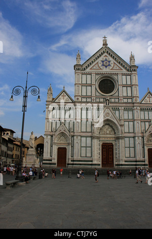 Basilica di Santa Croce a Firenze Italia con cielo blu Foto Stock