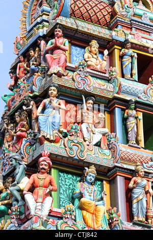 Colorate divinità Indù statue adornano il Gopuram presso il Tempio di Sri Mariamman a Chinatown, Singapore. Foto Stock