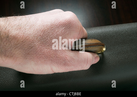 Mano valigetta di contenimento Foto Stock