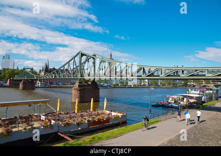 Il Museumsufer nel distretto di Sachsenhausen Main riverside Frankfurt am Main città stato di Hesse Germania Europa Foto Stock