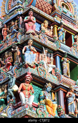 Colorate divinità Indù statue adornano il Gopuram presso il Tempio di Sri Mariamman a Chinatown, Singapore. Foto Stock