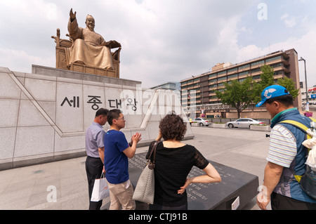 La statua del Re Sejong il Grande (1418-1450) in Gwanghwamun Square, Seoul, Corea Foto Stock