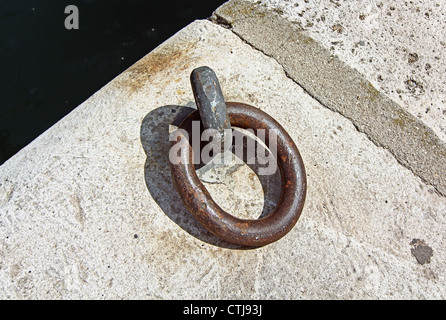 Il vecchio anello di ferro per barche di legatura Foto Stock