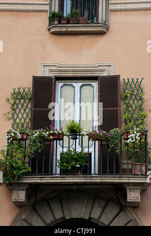 Fiori su un balcone europea Foto Stock