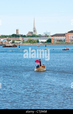 Barche sul Dock di Preston, Lancashire. San Walburge la chiesa in background è più alto chiesa parrocchiale la guglia in paese Foto Stock