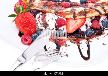 Gelato alla vaniglia con frutti di bosco freschi isolati su sfondo bianco Foto Stock