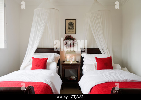 Rosso camera accentati con mahoghany sleigh beds Foto Stock