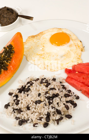 Cetral American classic colazione con frutta fresca Foto Stock