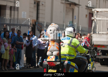 La polizia che porta un Wenlock bambola, il London 2012 mascotte, nel retro della sua moto. Foto Stock