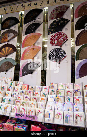 Visualizzazione di segnalibri e tradizionale coreano hand-held ventole nel negozio di souvenir, Insadong, Seoul, Corea Foto Stock