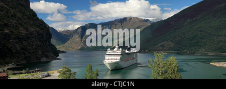 La nave di crociera di lasciare il porto di Flam, Aurlandsfjorden fiordo, Sogn og Fjordane regione della Norvegia, Scandinavia, Europa. Foto Stock