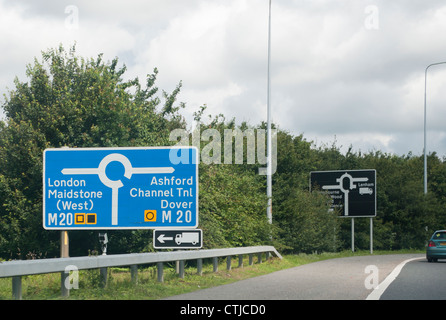 Autostrada cartello stradale cartello stradale M20 Kent REGNO UNITO Foto Stock