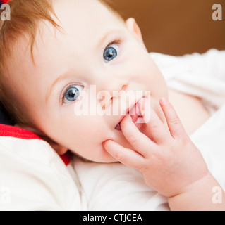 Incantevole piccola bambina con grandi occhi blu Foto Stock