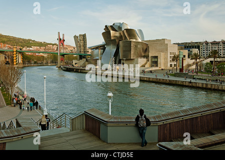 Vista del museo Guggenheim sulla banca del fiume Nervion dal ponte Deusto nella città di Bilbao, Paesi Baschi, Spagna, Europa Foto Stock