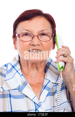 Close up di felice senior donna al telefono, isolato su sfondo bianco. Foto Stock