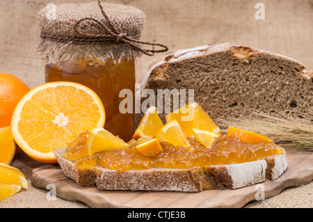 Fatta fresca Marmellata di colore arancione su sfondo rustico Foto Stock