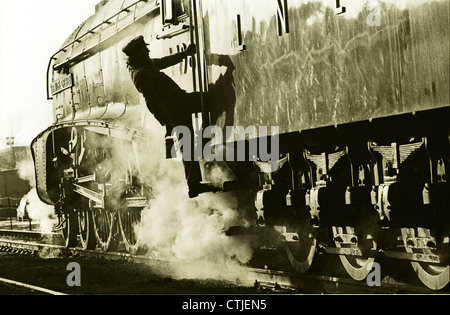 Un autista di salite a bordo di Londra nord-orientale della ferrovia (LNER) Gresley classe A4 locomotiva a vapore numero 4498 chiamato dopo il suo designer 'Sir Nigel Gresley.' Le conserve di locomotiva a vapore era sulla grande stazione ferroviaria centrale a Loughborough. Foto Stock