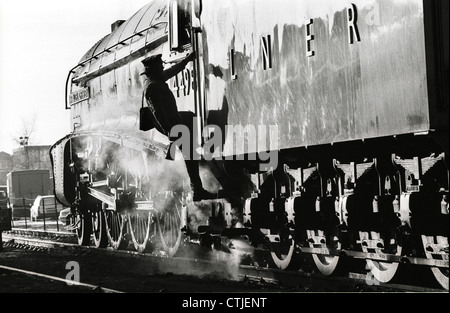 Un autista di salite a bordo di Londra nord-orientale della ferrovia (LNER) Gresley classe A4 locomotiva a vapore numero 4498 chiamato dopo il suo designer 'Sir Nigel Gresley.' Le conserve di locomotiva a vapore era sulla grande stazione ferroviaria centrale a Loughborough. Foto Stock