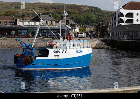 Piccola barca da pesca Guida ci si avvicina Largs Harbour nel Firth di Clyde, Nord Ayrshire, Scozia, Regno Unito Foto Stock