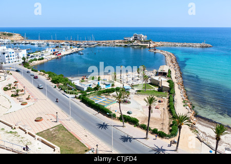 Baia Mare e terrapieno nella città di Monastir, sul Mare Mediterraneo, Tunisia. Stagione estiva Foto Stock