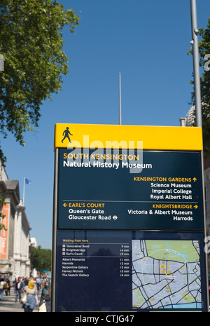 Scheda di direzione al di fuori del museo di storia naturale su exhibition road, South Kensington, Londra, Inghilterra Foto Stock