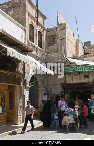 Scena di strada all'ingresso al Souk nell'antica città di Aleppo, Siria. Una delle città più antiche del mondo. Patrimonio mondiale dell UNESCO Foto Stock