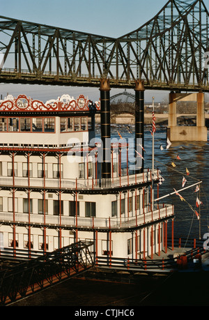 Replica di una barca del XIX secolo con ruota a pale, Gateway Arch, fiume Mississippi, Missouri, anni '1980 Foto Stock