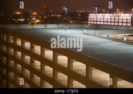 Los Angeles, California - un vuoto di parcheggio in garage. Foto Stock