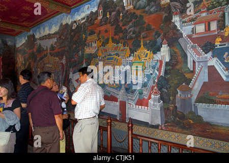 Murale al Grand Palace a Bangkok, in Thailandia. Foto Stock